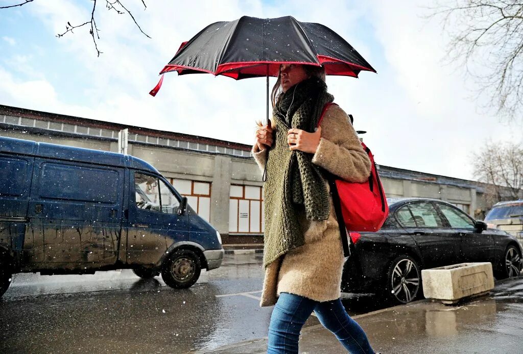 Фотосессия в плохую погоду в Москве. Похолодание фотоклипарт. Осадки в Москве фото. Похолодало девушки фото.