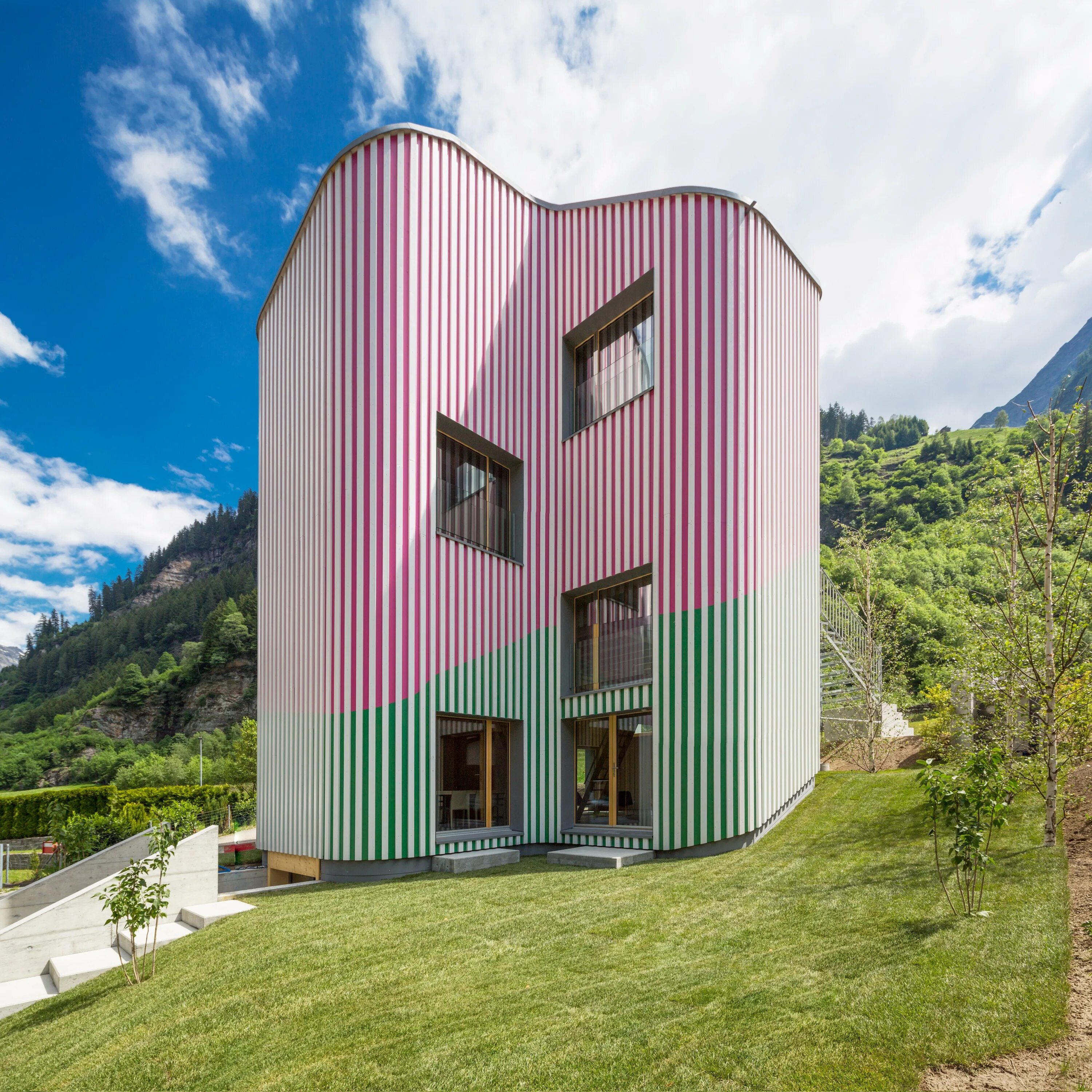 Современная архитектура Швейцарии. Яркие домики. Современная архитектура яркая. Необычные фасады домов.