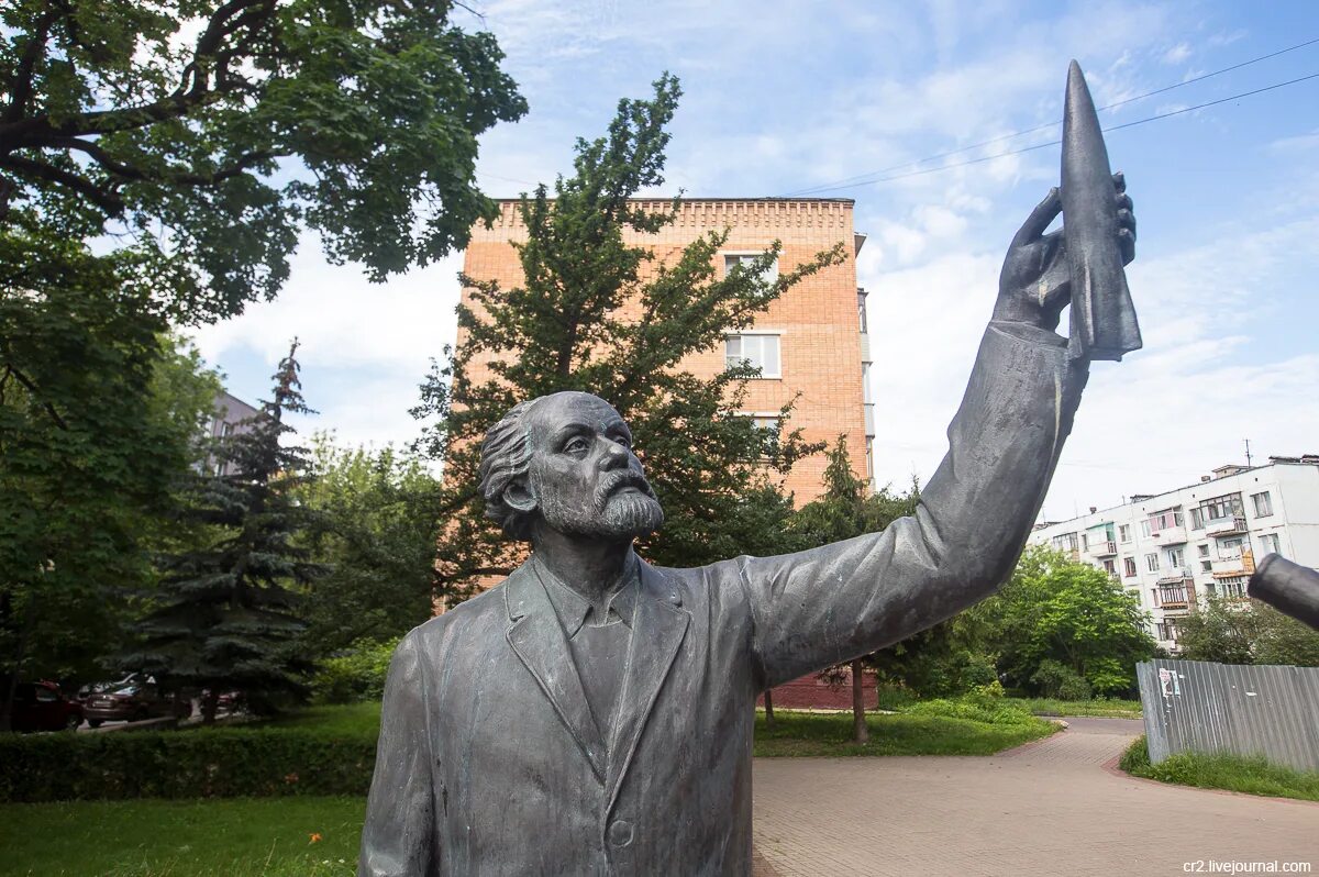 Какие памятники есть в калуге. Циолковский и Королев памятник Калуга. Циолковский Королев памятник.