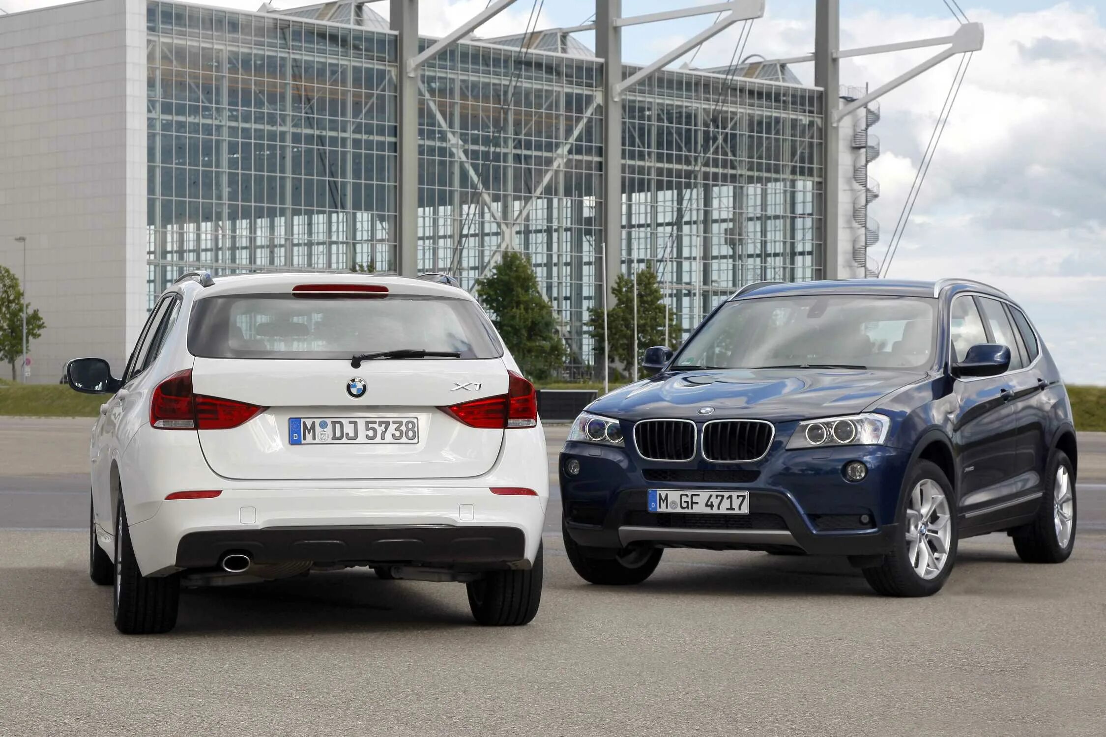 Бмв х3 спб. BMW x1 и x3. BMW x3 f25. BMW x1 e84 дорестайлинг. BMW x1 BMW x3.