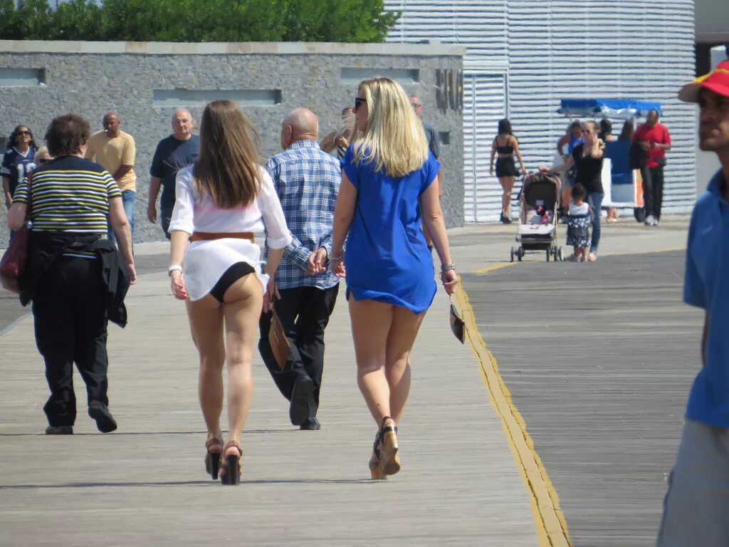 короткие юбки и ветер. идет и задирает юбку. идет и задирает юбку. идет и задирает юбку. короткая юбка задралась.