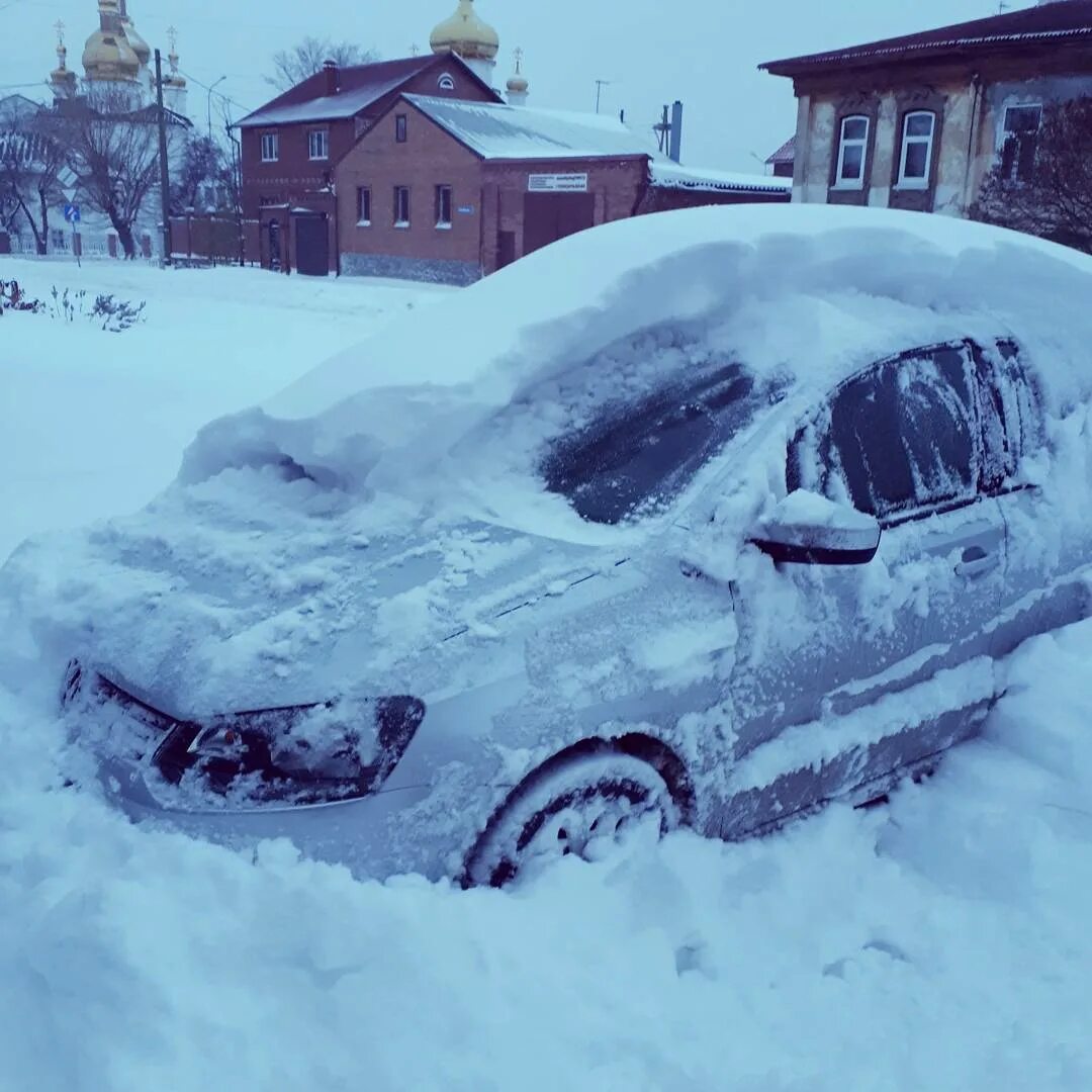 Дорогу завалило снегом. Машина в сугробе. Машина в снегу. Машина под снегом. Снегопад авто.