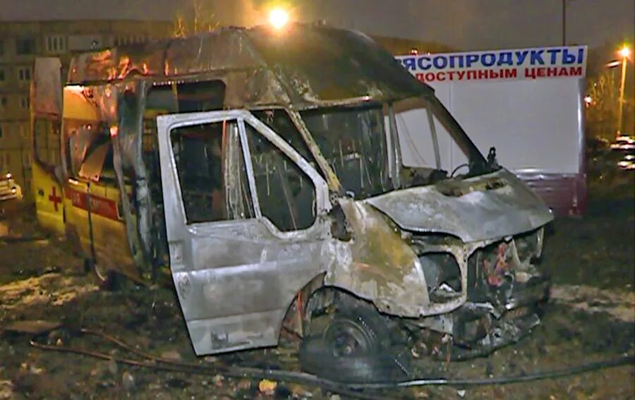 Сгоревшая скорая. Машина скорая сгоревшая. Сгорела машина водителя скорой помощи Челябинск.