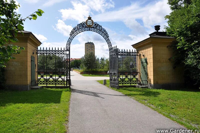 Входная группа мытищинский парк. Екатерининский парк готические ворота. Волшебная дверь. Сказочная дверь с замком. Войдите в ворота.