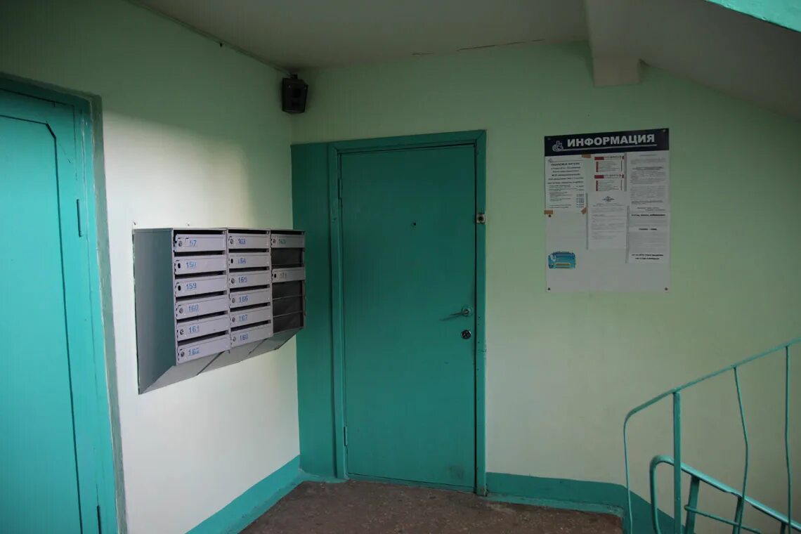 лестница в подъезде. современные подъезды многоквартирных домов. мусоропровод. подъездные стены. подъезд.