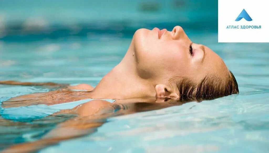 Девушка плавает в море. Гидрокостюмы aqua sphere wrolenger. Эмодзи плавание. Swimming skin. Девушук аплавает в море.