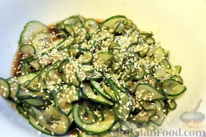 Огурцы с кунжутом и чесноком. Японский салат из огурцов. салат с огурцом и кунжутом. салат из огурцов с соевым соусом. салат из огурца соевого соуса и кунжута.