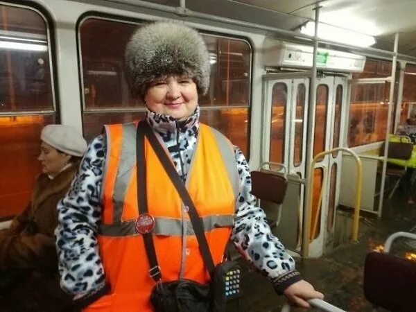 Кондуктор в автобусе. Кондукторы или кондуктора. Молодой кондуктор. Кондуктор в автобусе. Кондуктор трамвая.