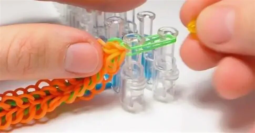 Станок для резинок rainbow loom. Плетение из резинок на маленьком станке. Браслеты из резинок на маленьком станке. Как из резинок сплести пупсиков без станка. Браслеты из резинок на станке.