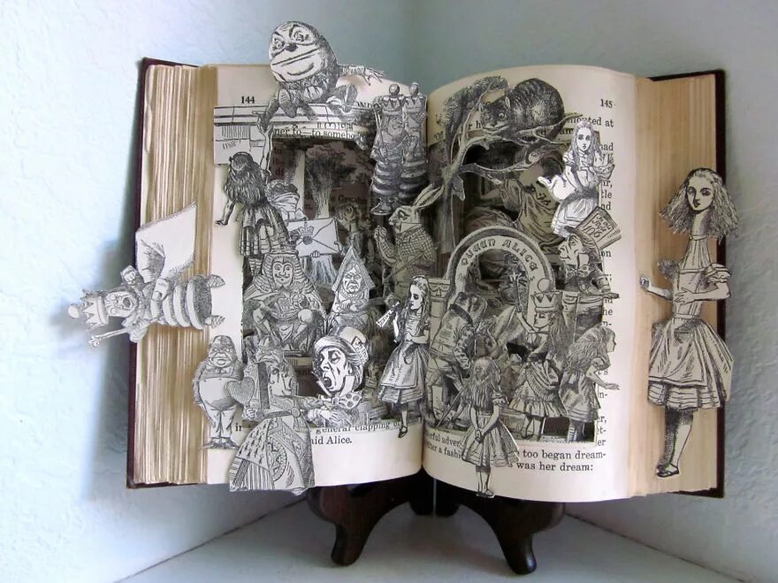 Скульптуры из старых книг. Композиция из книг. Необычные иллюстрации к книгам. Необычные произведения искусства.