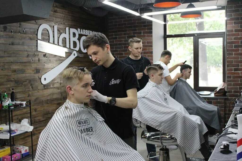 Барбершоп галерея. Барбершоп мценск максим. Барбершоп галерея. Интерьер барбершопа лофт. База 23 санкт-петербург барбершоп.