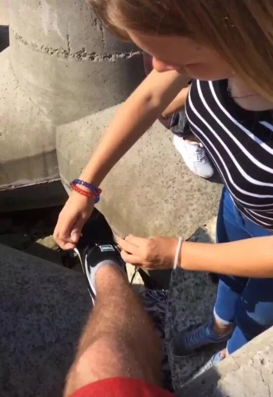 Видео где девушку завязывают. Девушка завязывает шнурки мужчине. Парень завязывает шнурки девушке. Парень завязывает шнурки девушке фото. Парень завязывает шнурки парню.