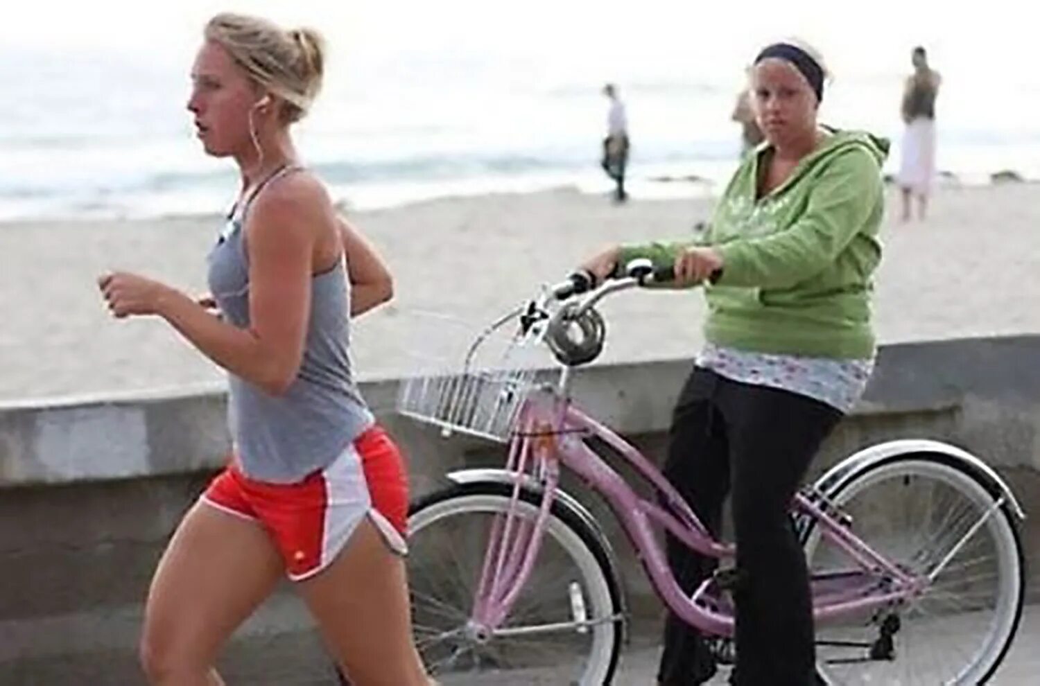 Велосипед для похудения женщин. Зависть толстая. Женщина завидует толстая. Тренировка на велосипеде для похудения на улице.