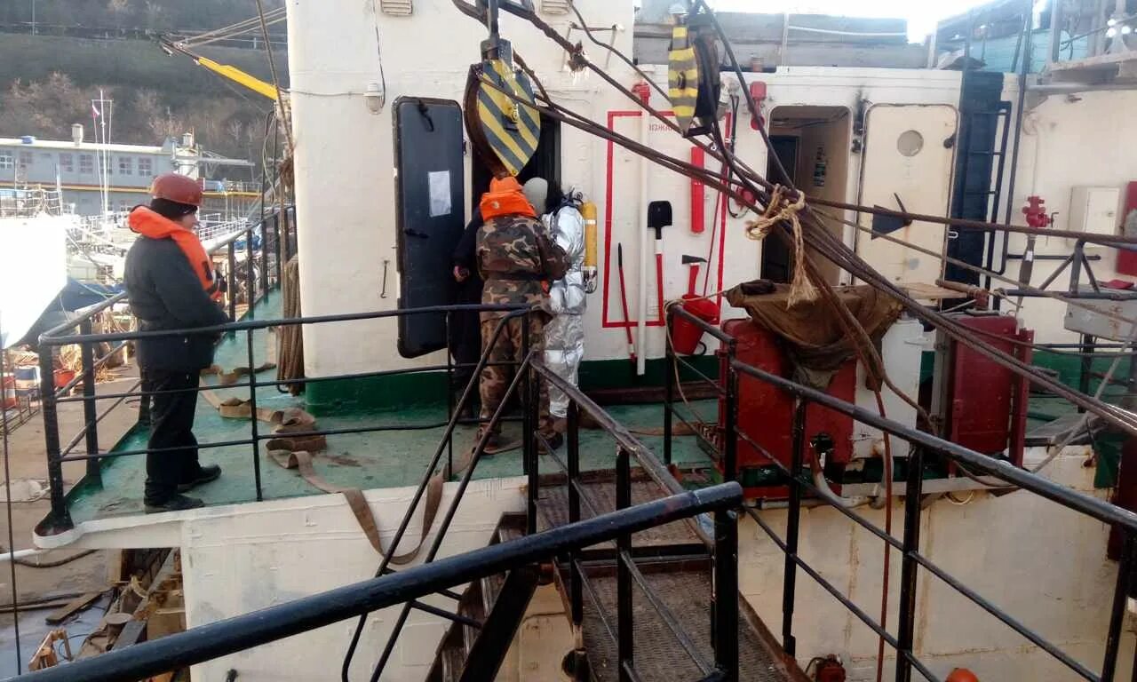 Рыболовные суда в шторм в охотском море. Герберт цатуров. Работа на рыбопромысловом судне. Моряки на рыболовные суда. Траловый лов рыбы охотское море.