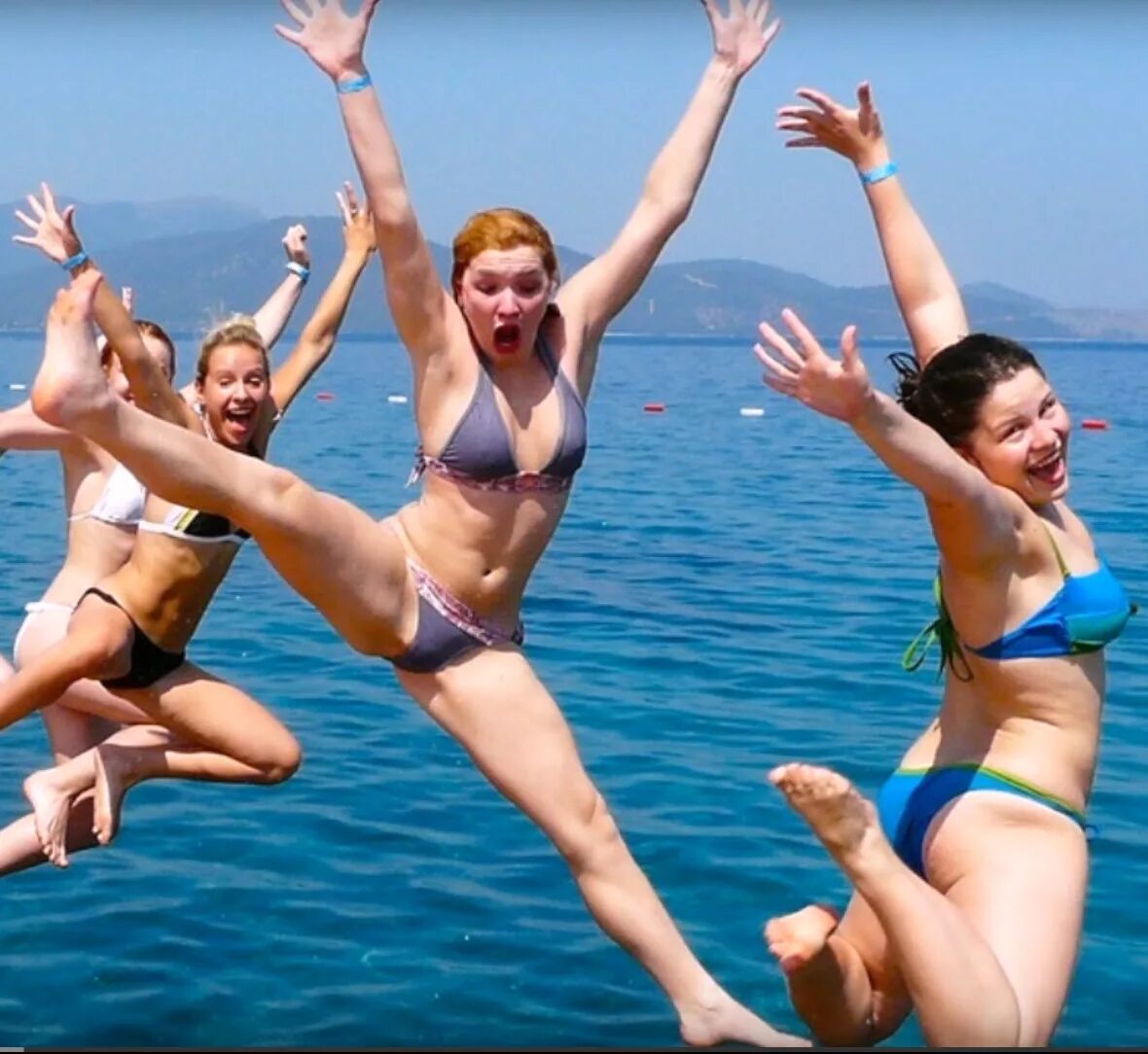 на пляже девушки пьяные. пьяные русские женщины на пляже. пьяные в купальнике. на пляже девушки пьяные. пьяные девушки на море.