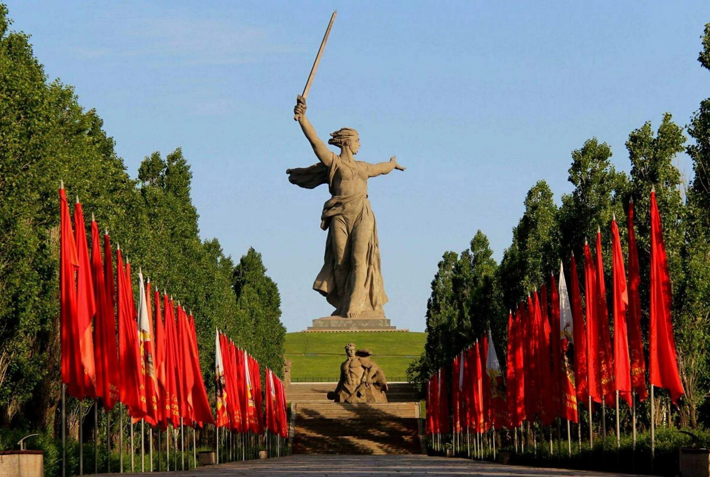 Волгоград в годы великой отечественной. Мемориальный комплекс героям Сталинградской битвы. Героям Сталинградской битвы на Мамаевом Кургане. Памятник Мамаев Курган в Волгограде. Волгоград мемориальный комплекс на Мамаевом Кургане.