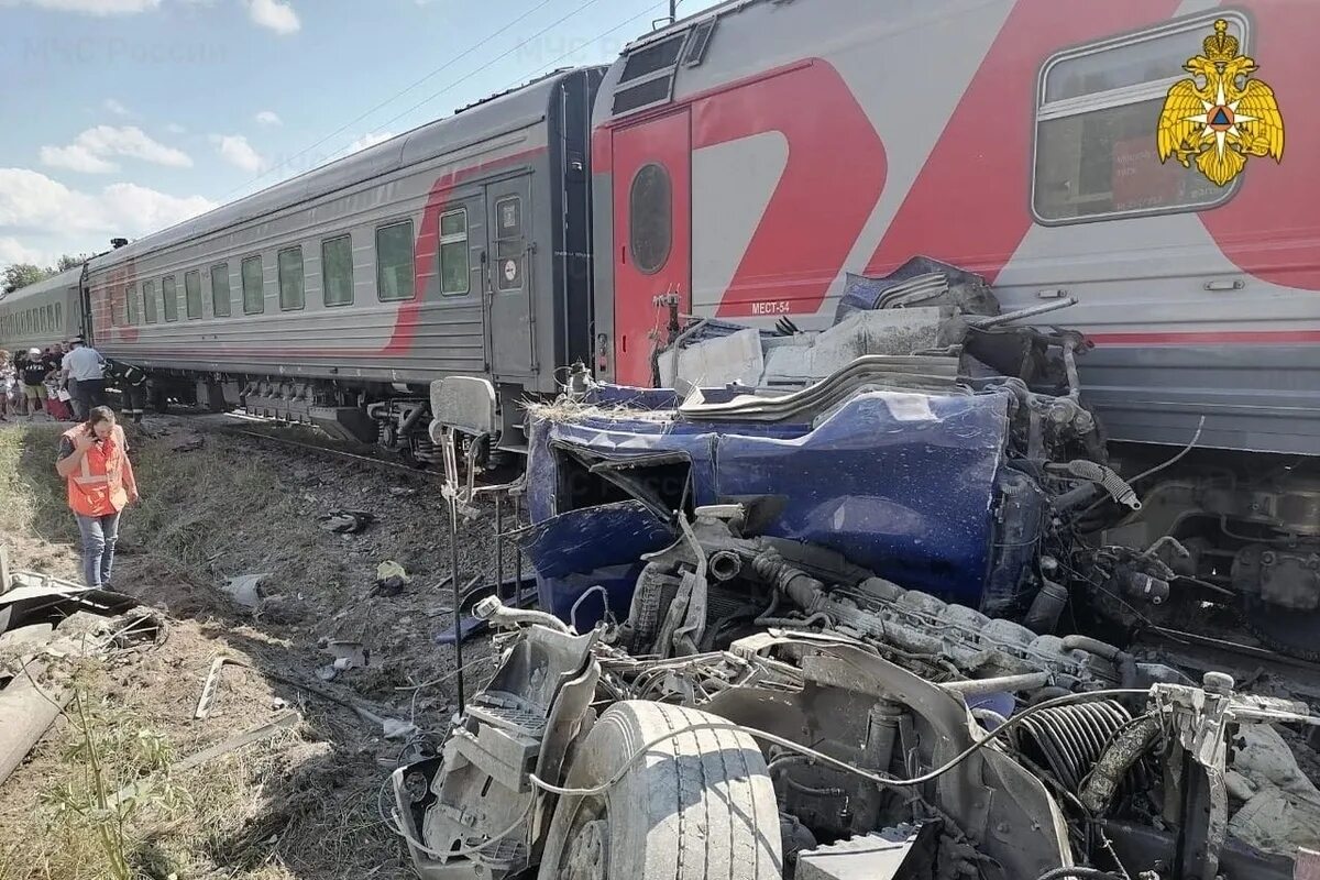 Поезд сошел с рельс россия. Авария на ж/д переезде в Ферзиково Калужской. Железнодорожная авария. Поезд столкнулся с грузовиком.