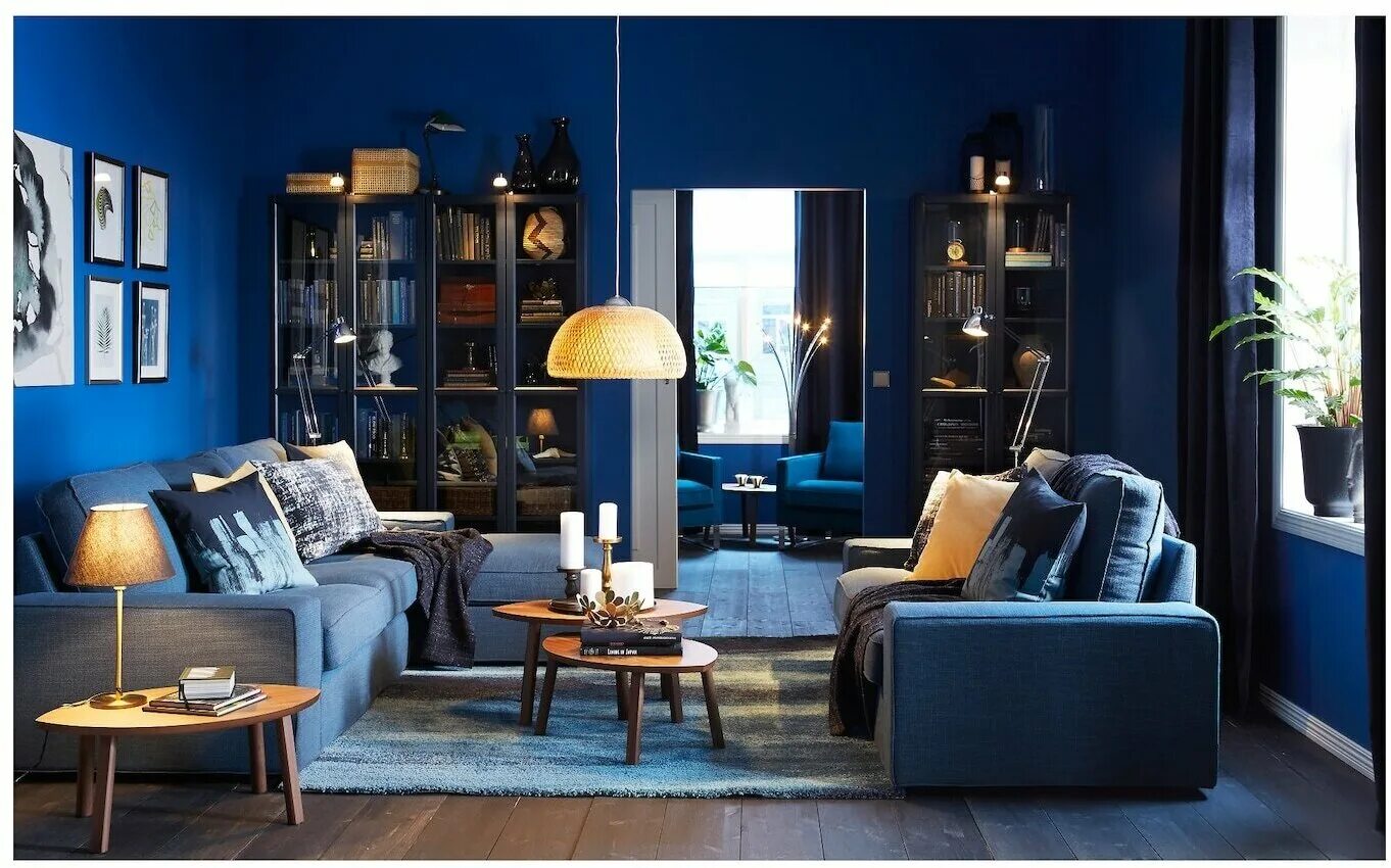 синяя мебель в интерьере. гостиная в синих тонах. интерьер с синей мебелью. интерьер с синей мебелью. гостиная с синим диваном.