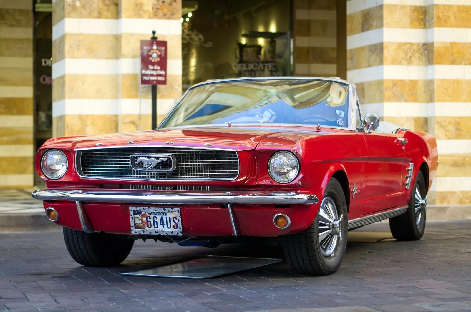 Первое поколение автомобилей. Форд Мустанг 1 поколения. Красный Ford Mustang 1966. Форд Мустанг 1960. Форд Мустанг 1969 красный.