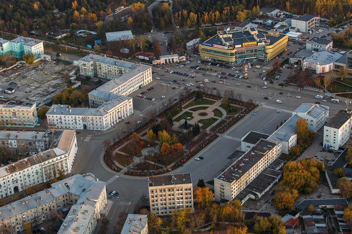 Г дзержинск ниж. Площадь Дзержинского Дзержинск. Площади города Дзержинска Нижегородской области. Сквер Дзержинского Дзержинск. Главная площадь Дзержинска Нижегородской области.