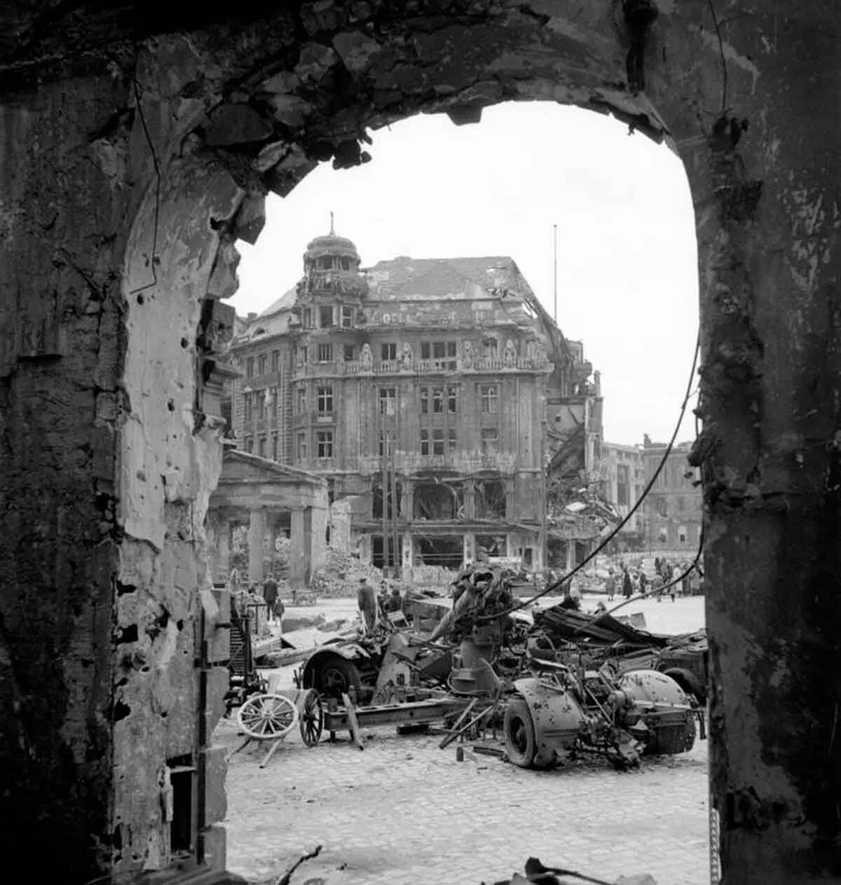 Германия после 1945. Руины Германии 1945. Руины Берлина 1945. Берлин после войны 1945. Послевоенная Германия 1945.