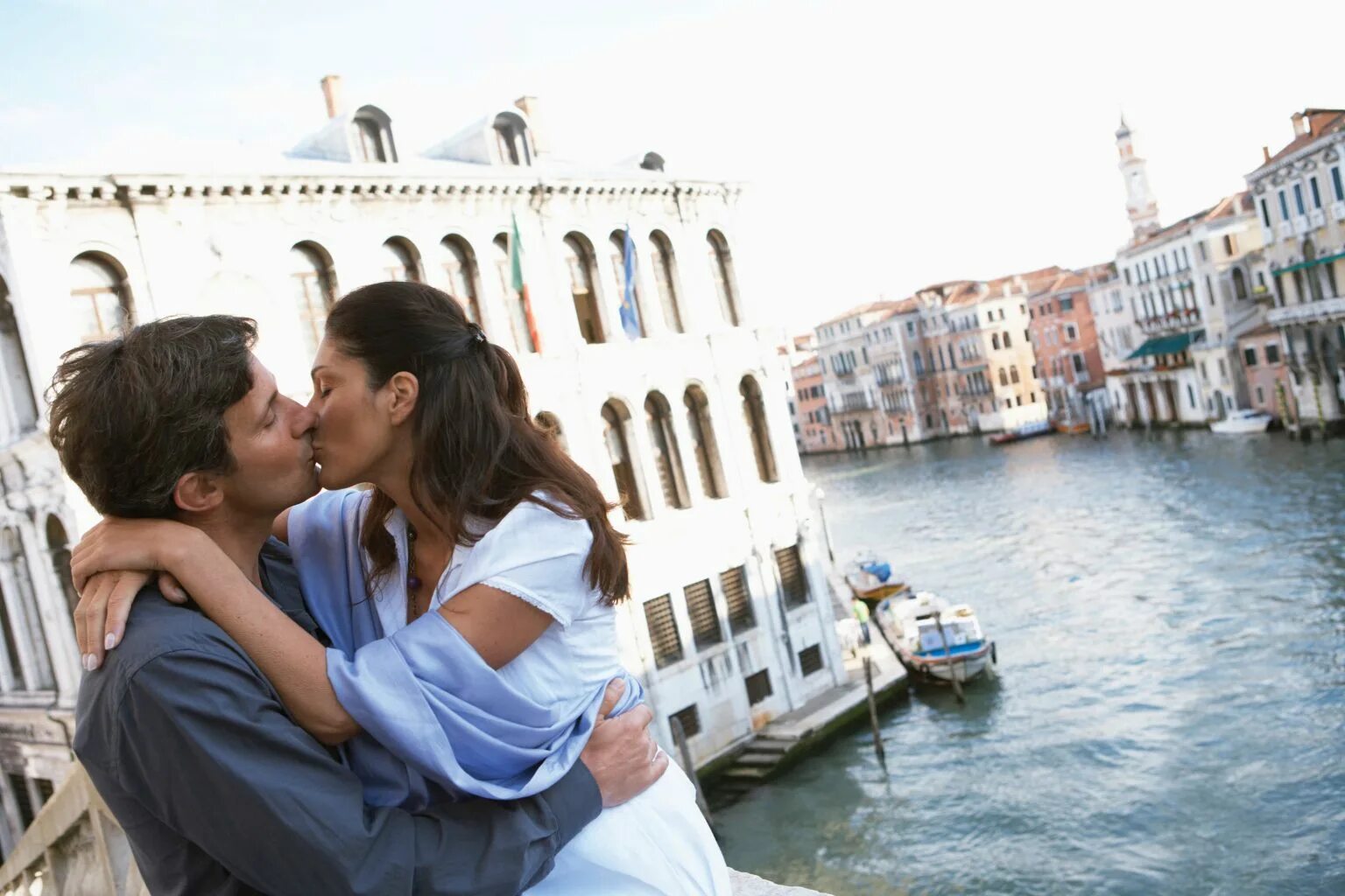 Свадьба на море для двоих. Мальдивы бора бора. Парочка на берегу моря. Путешествие с любимым. Влюбленные в италии.