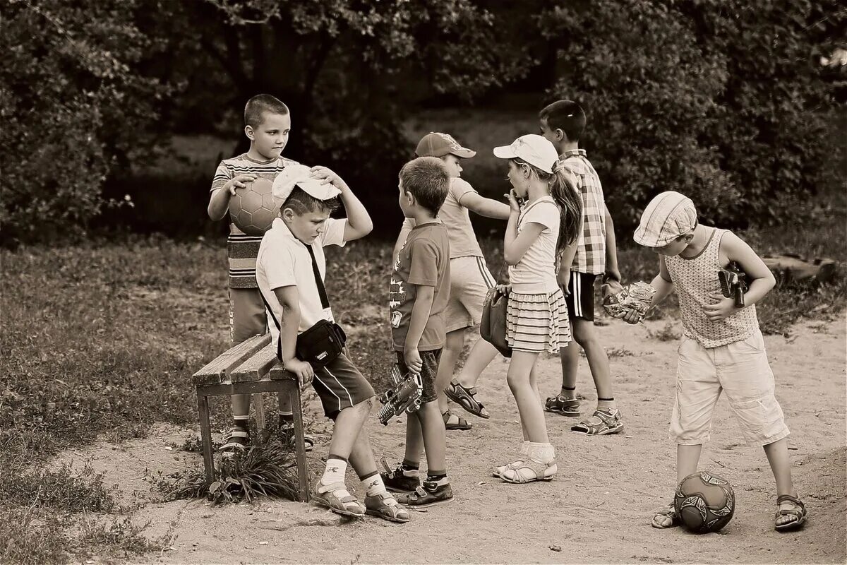 Уличная детвора проводившая все время. Советское детство. Дети во дворе. Дети играющие во дворе. Дети улицы.
