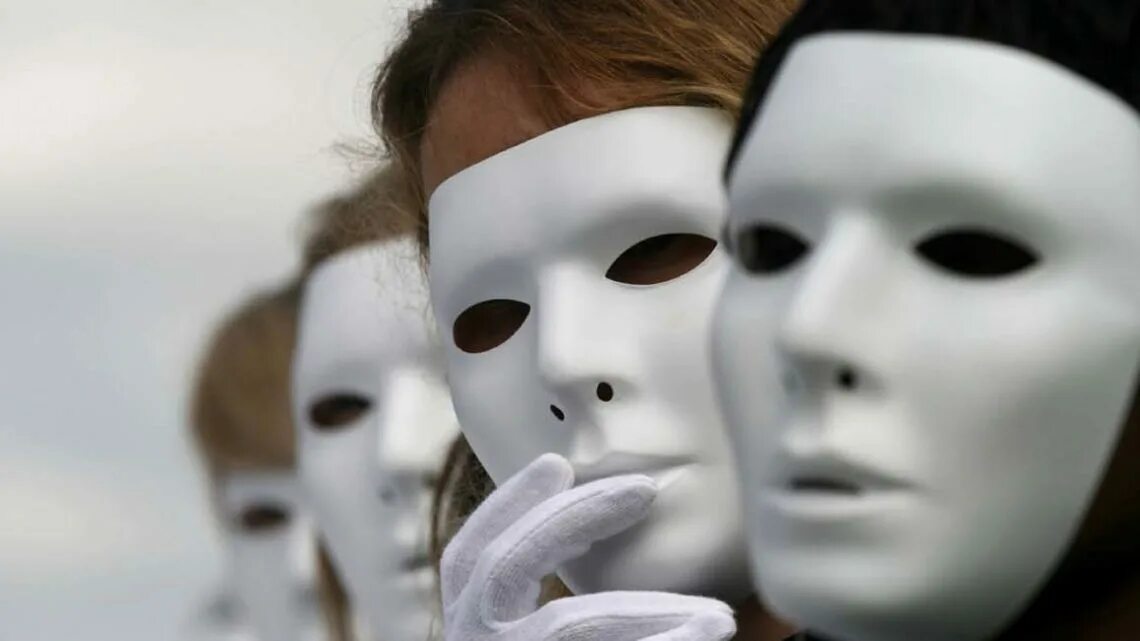 Маска спадает. Человек в белой маске. Маска лицемерия. Социальные маски человека. Белая Театральная маска.