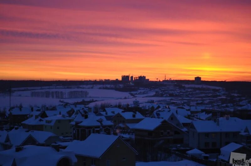 Зима закат Верхнеднепровский город. Черёмушкинский рынок на закате зимой. Сысерть зимой