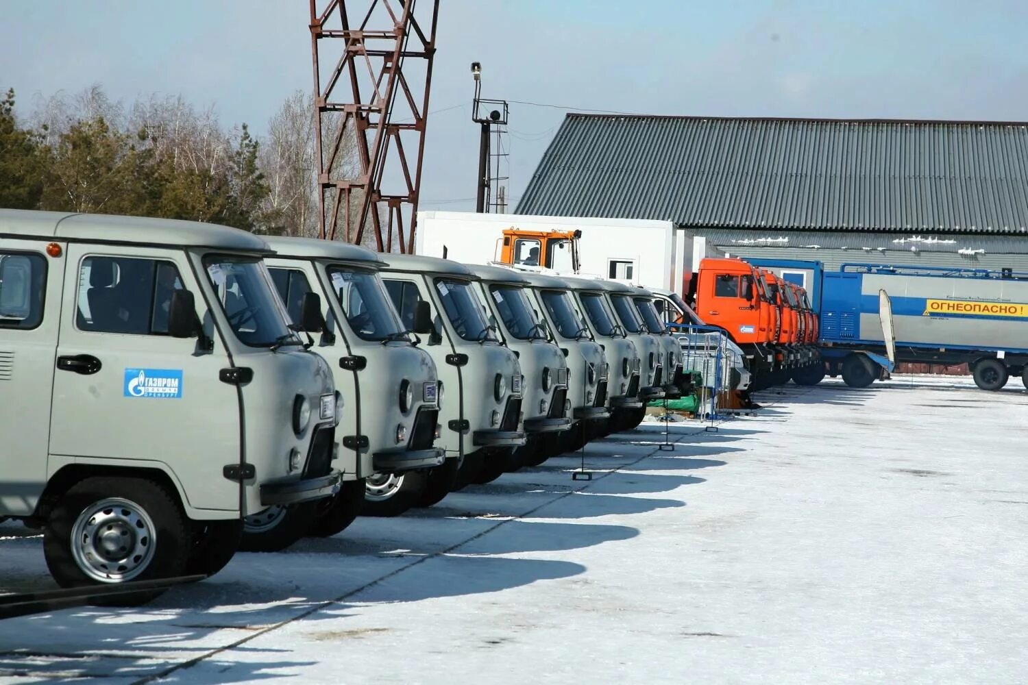 Продажа техники россия. Автопарк предприятия. Грузовой автопарк. Автопарк грузовых автомобилей. Вахтовый автомобиль.