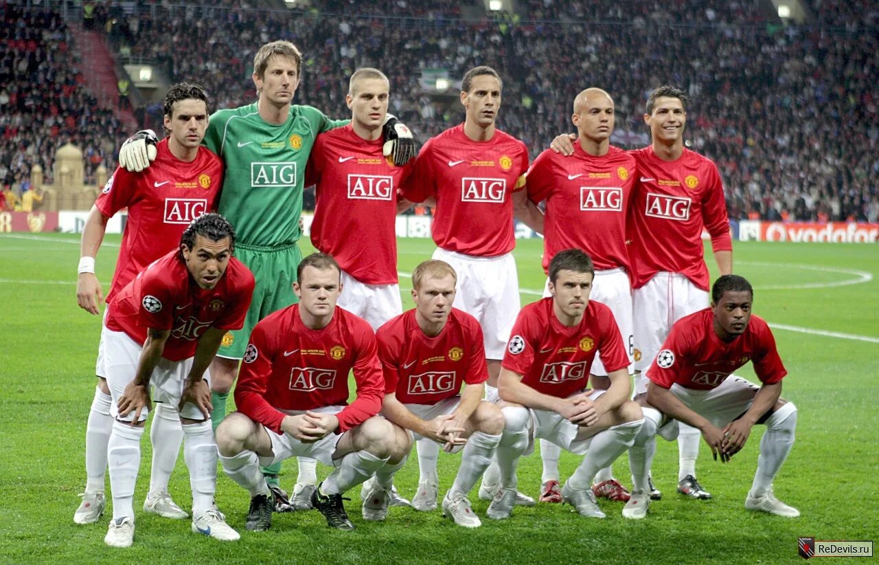 футбольный клуб. величайшие футбольные клубы. сто великих футболистов книга. величайшие футбольные клубы. значки всех футбольных команд.