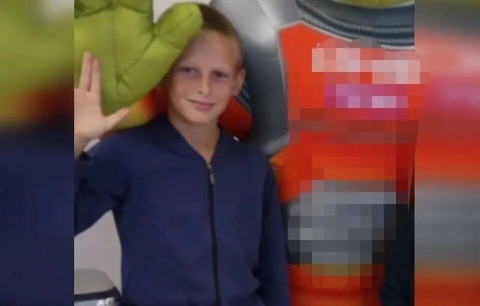 Мальчик спас 2 детей. Мальчик спасает девочку. 11 летний спас 2 девчонок. слава юго камск спас девочек.