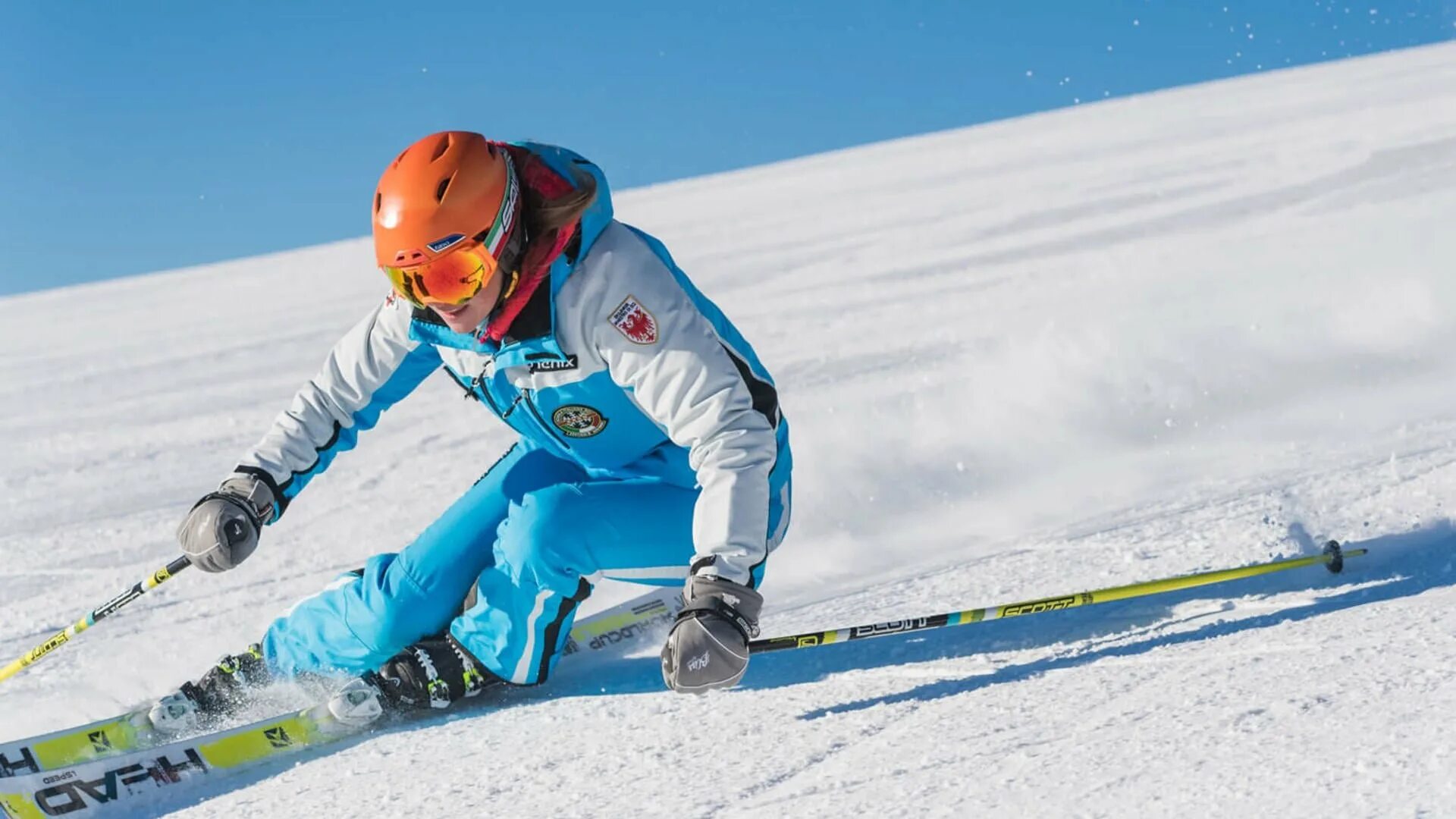 Skiing track. Горнолыжный спорт дети. Лыжи спорт. Спортивные горные лыжи. Дети на горных лыжах.