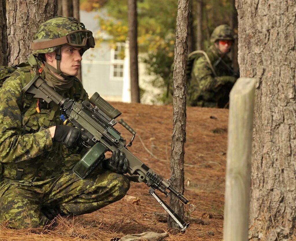 Канадская армия. Канадская Военная форма. Канадские военнослужащие. Современная канадская армия. Военные формы оружие