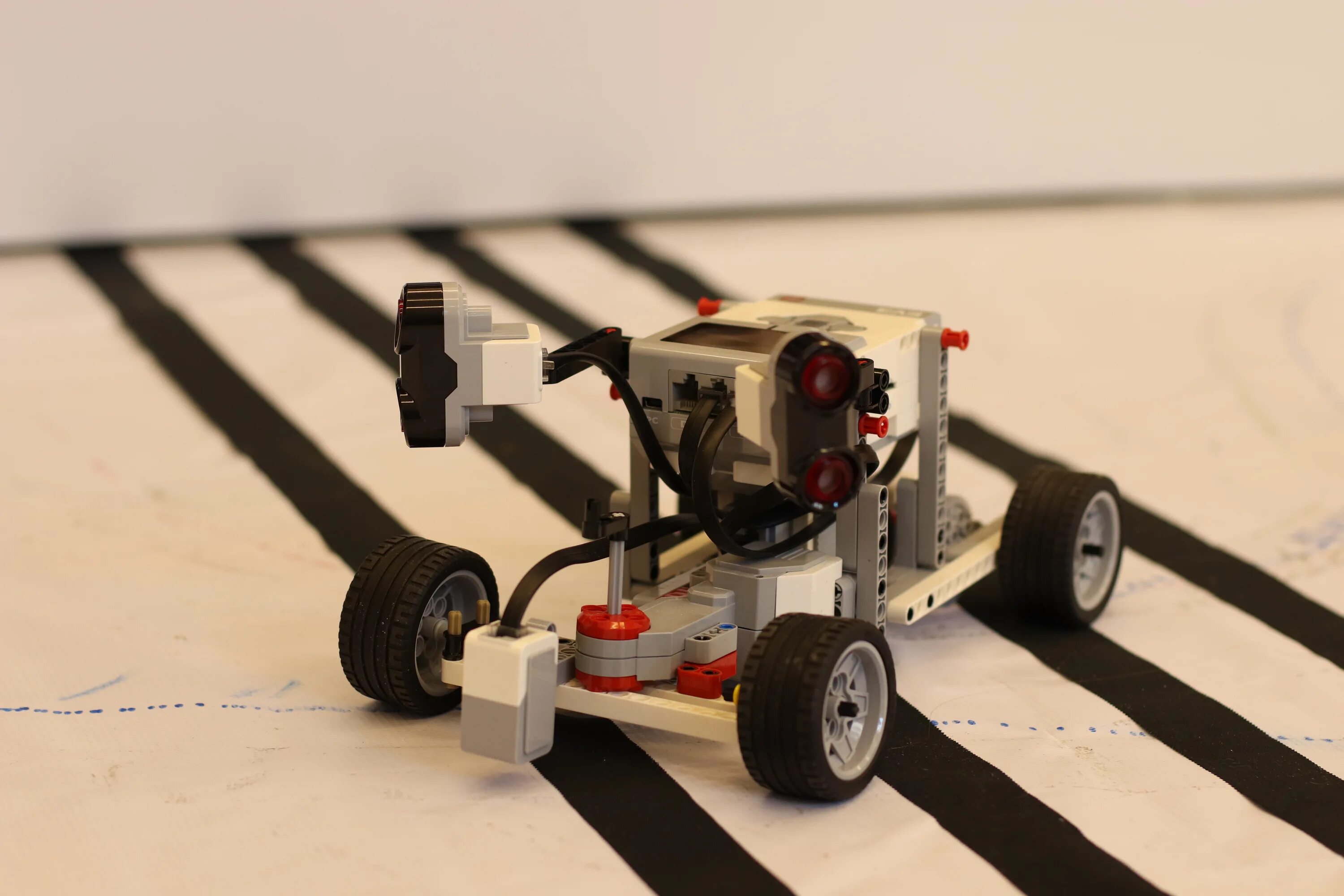 Робот ралли. Ралли по коридору ev3. робофутбол ev3. робофутбол ev3 поле. робот ev3 ралли по коридору.
