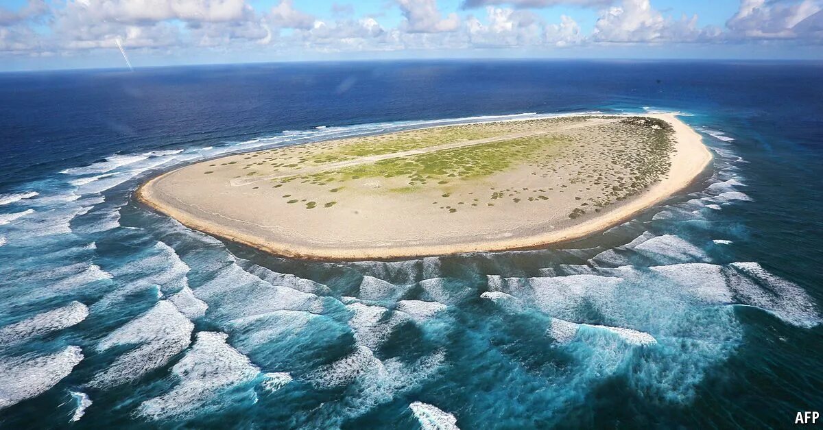 Remote island. Пустой остров. Пустой остров в океане. Остров Тромлен. Остров Микелон.