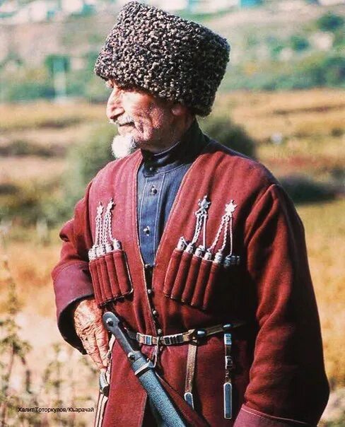 Самосели пирвели грузинская национальная одежда. Мужские карачаевские. Грузинский национальный костюм чоха. Мужские карачаевские. Адыги черкесы кабардинцы.