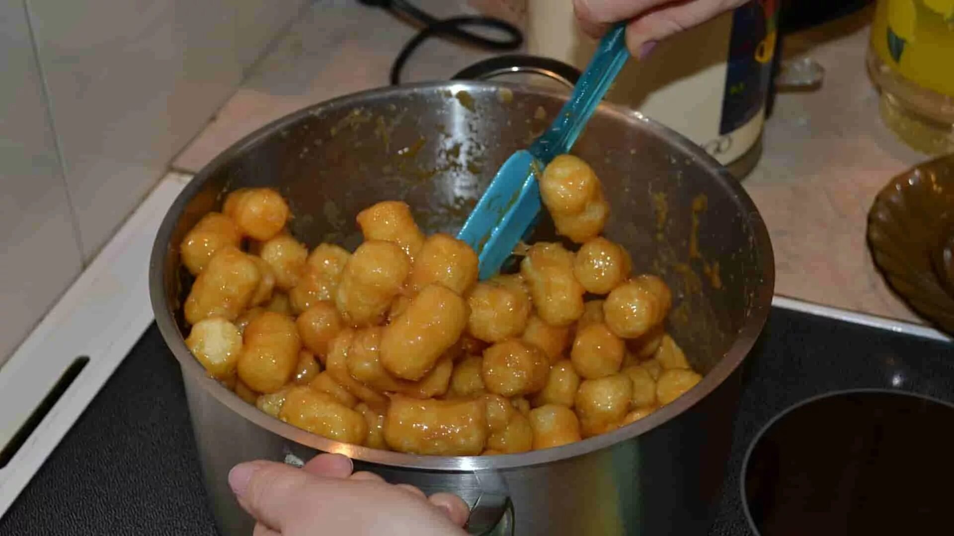 Кукурузные палочки в ирисках. Чак чак из кукурузных палочек и ирисок. Торт из кукурузных палочек. Десерт из кукурузных палочек и ирисок. Кукурузные палочки с ирисками и маслом рецепт.