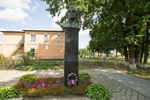 Памятники александровска