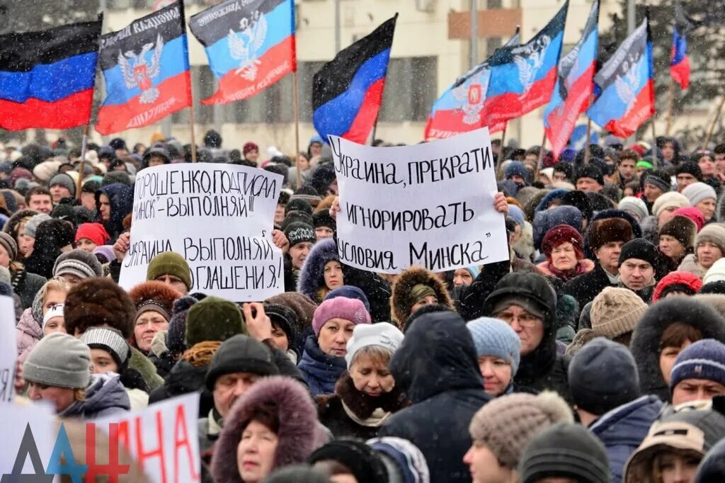 Ога донецк. Митинги днр. Митинги на донбассе 2014. Днр митинг. Жители днр.