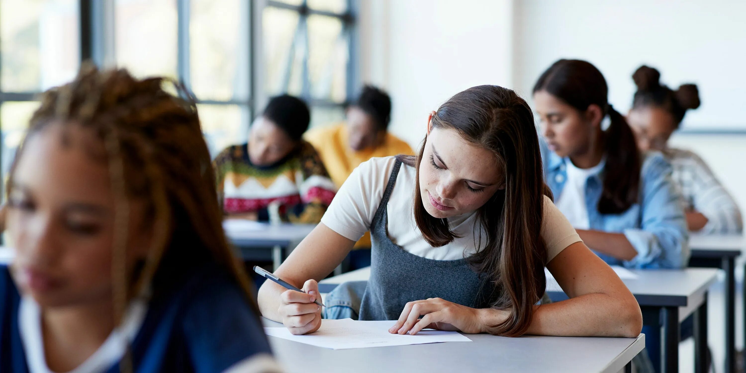 Девочки сдают экзамены. English Exam. Девочка сдает экзамен. Special Exam. Laura the Exam in French.