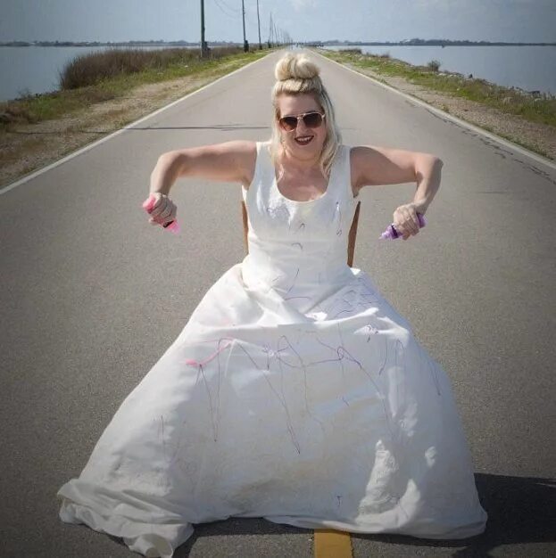 Отпраздновать развод. Ужасное платье. Свадебное платье после развода. Свадебное платье прожгли. Фотосессия сжечь свадебное платье.
