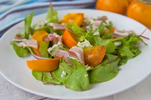 руккола с хурмой. салат с хурмой и хамоном. салат с хурмой и сыром. буратта с клубникой. хамон с хурмой.