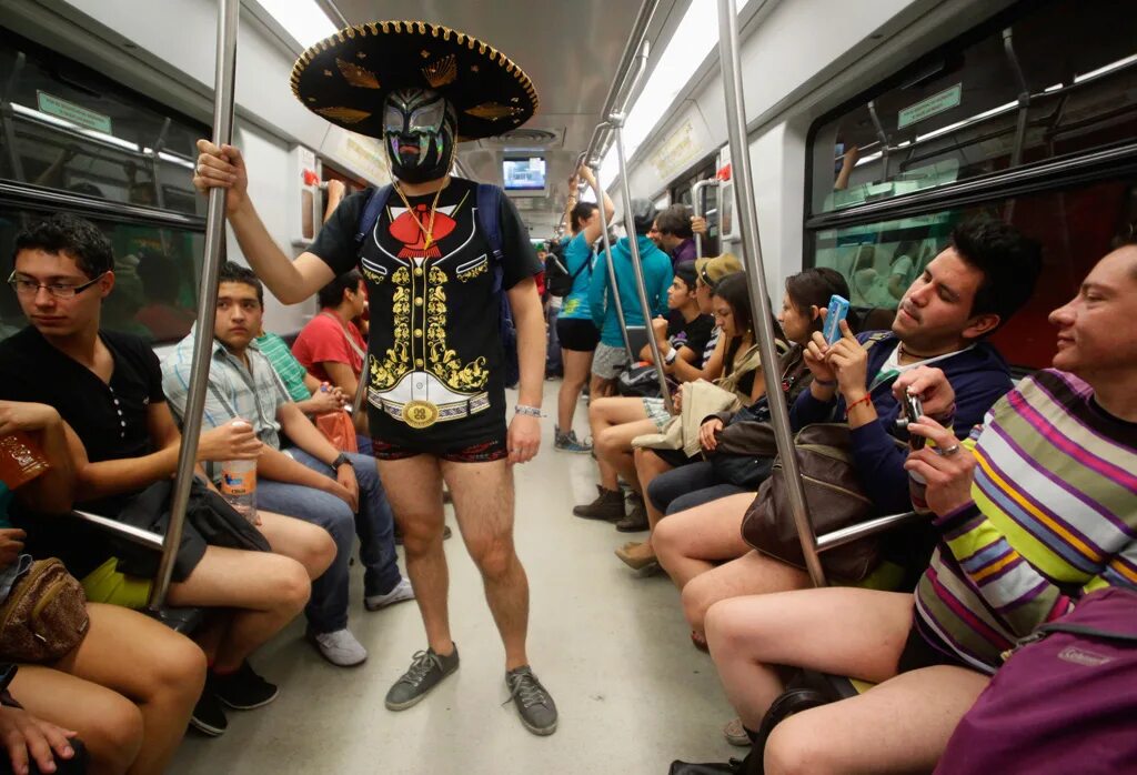 Японское метро без цензуры. No Pants Subway Ride Москва. Нью Йорк метро без штанов. Люди в метро США. Пассажиры метро Нью Йорка.