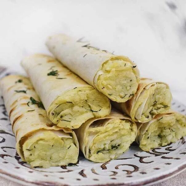 Трубочки из лаваша. Пирожки из лаваша на сковороде. Картофельные лаваш. Трубочки из лаваша с картошкой и сыром. Лаваш с картошкой.