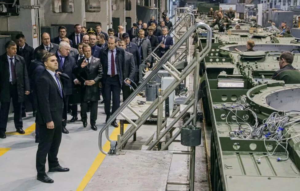 Шойгу уралвагонзавод. Оборонно промышленный центр. Оборонно промышленный центр. Увз танковый цех. Оборонно-промышленный комплекс.