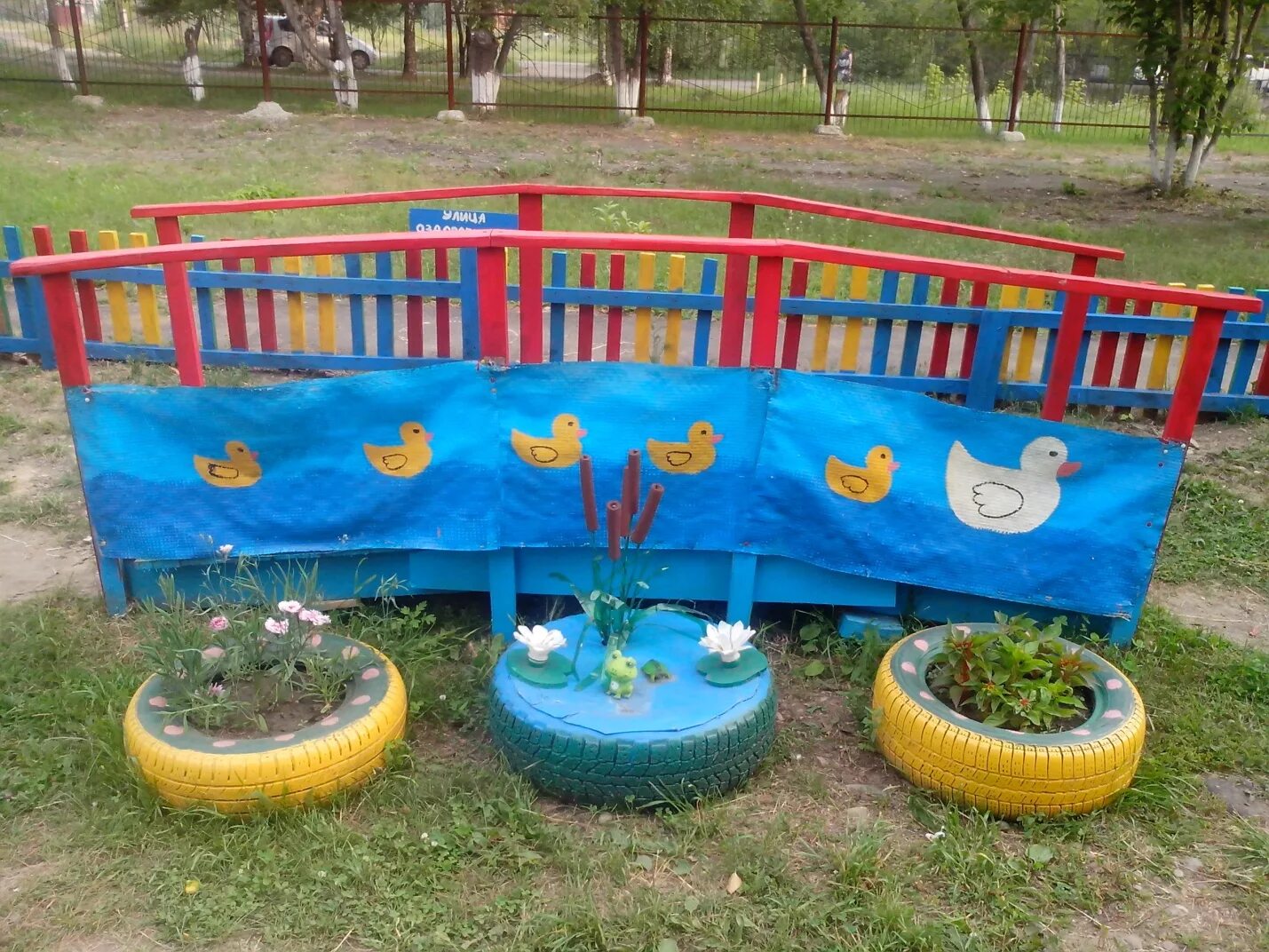 Украсить участок в детском саду. Украшение участков в детском саду летом. Оформление сада летом. Украшаем участок детского. Украшения для улицы в детском саду.