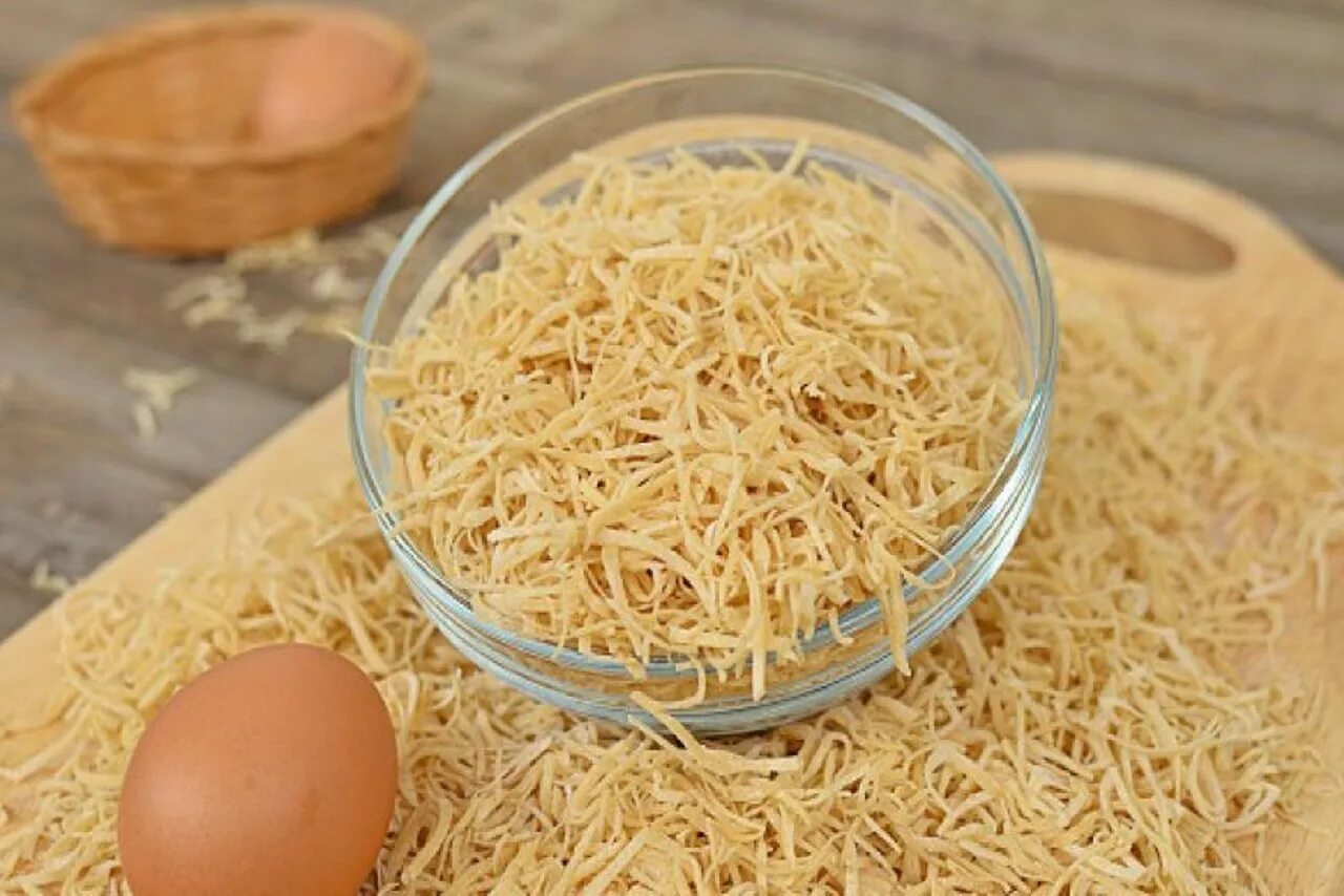 Приготовление лапши домашней. Лапша домашняя. Лапша для домашней лапши. Как замесить домашнюю лапшу. Как замесить домашнюю лапшу.