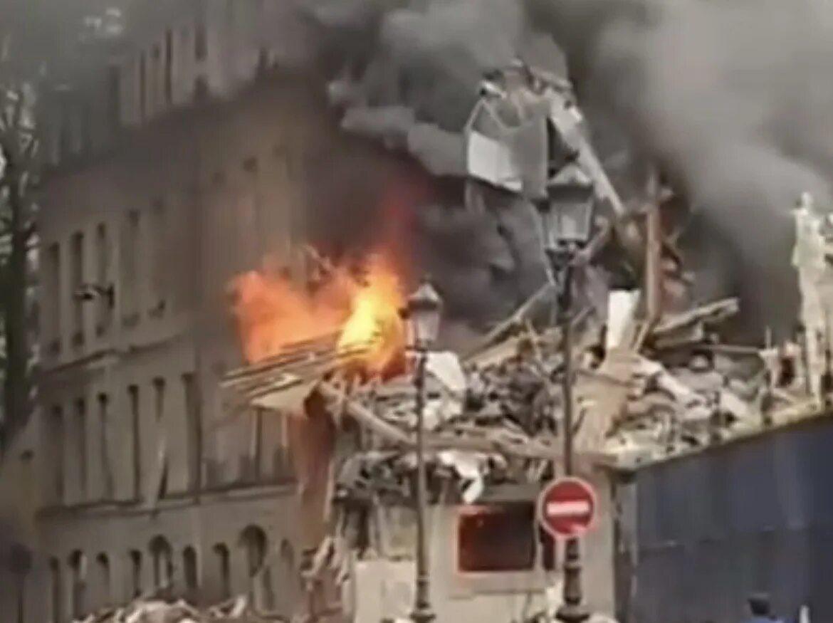 что произошло в париже 2024. взорванный дом. люди на улице. париж 2024. что произошло в париже 2024.