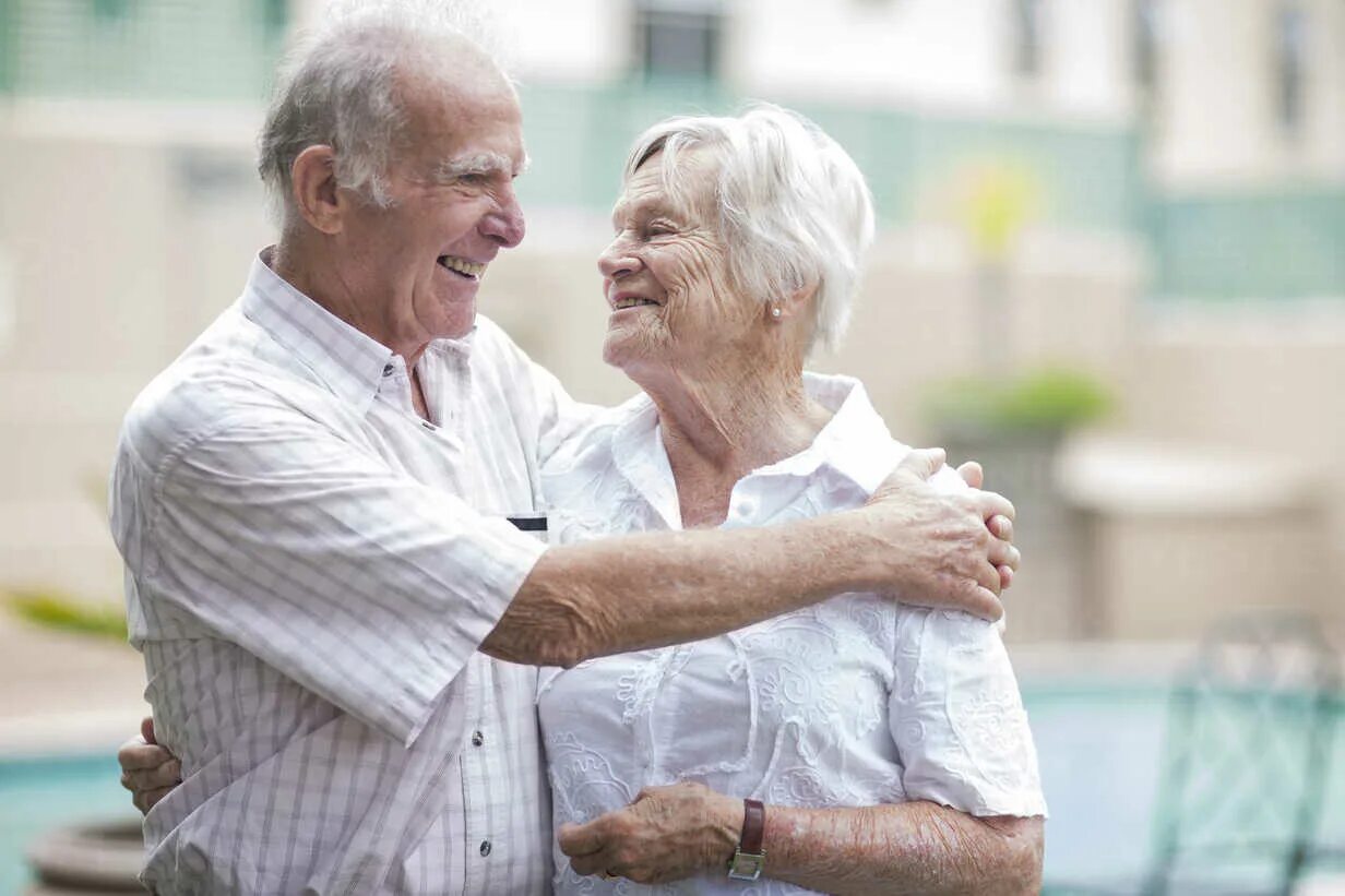 Пенсионеры радуются. Старик 70 лет. Старик 80 лет. Счастливые пожилые люди.